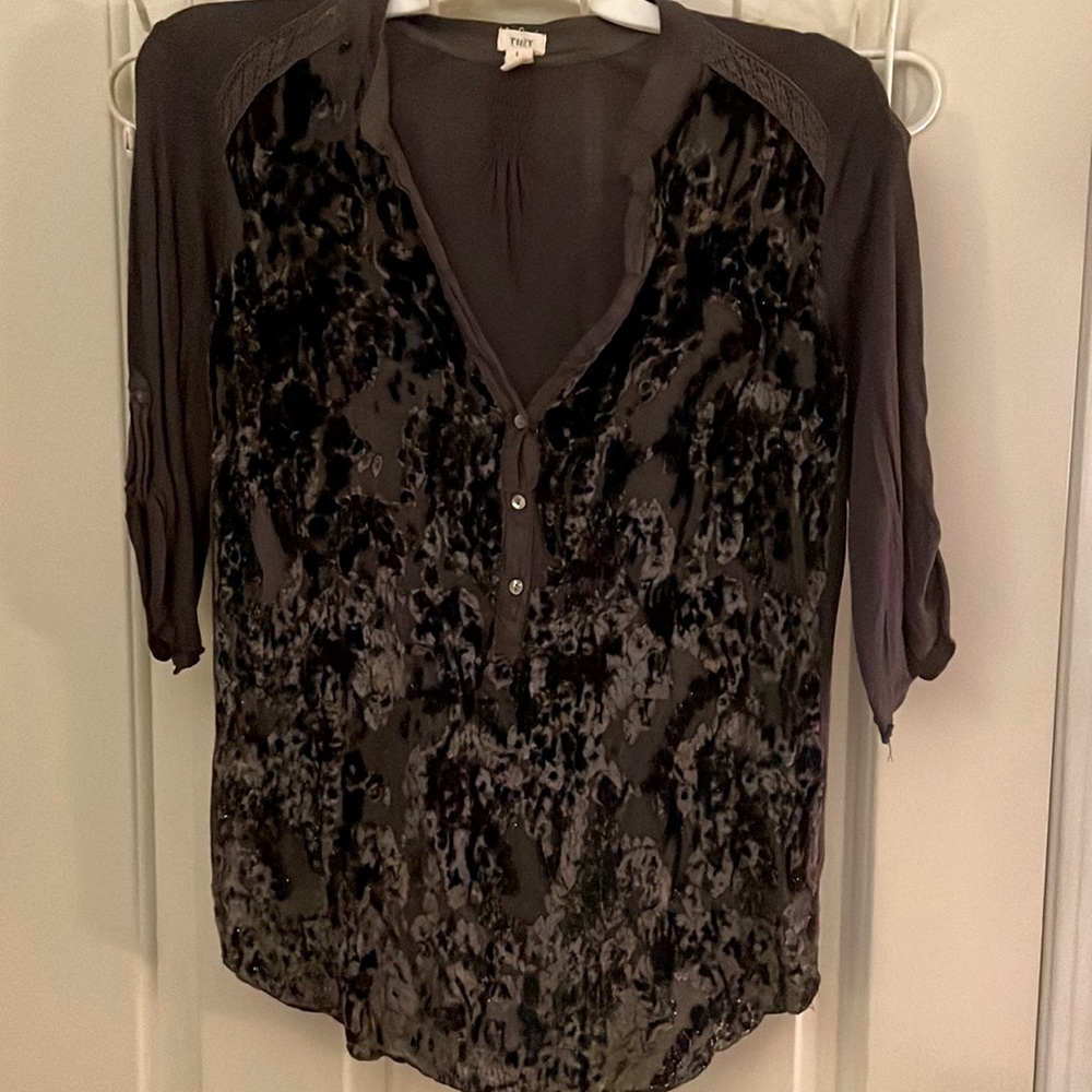 Shimmery casual blouse with short sleeves